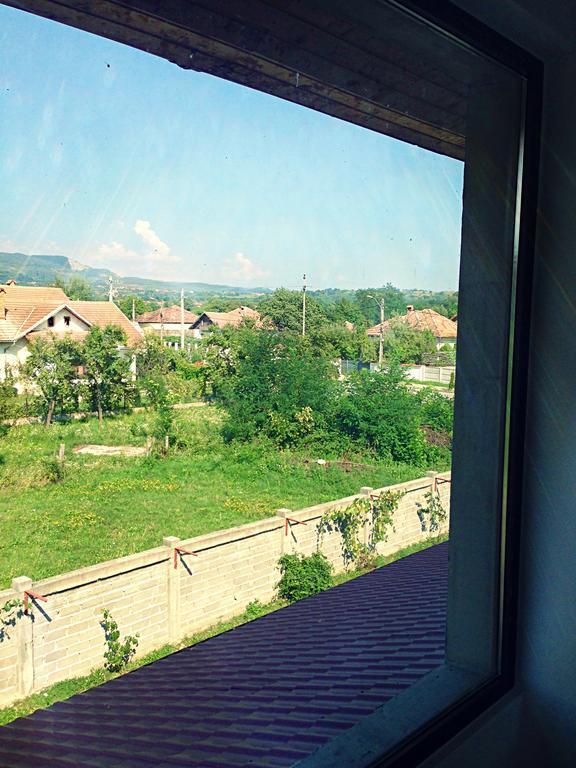 卡萨伦迪酒店 Novaci-Străini 外观 照片
